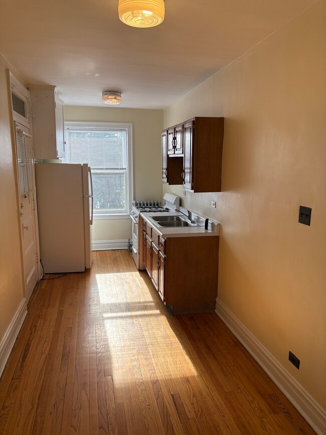 Building Photo - 33rd & Ridgeland Ave