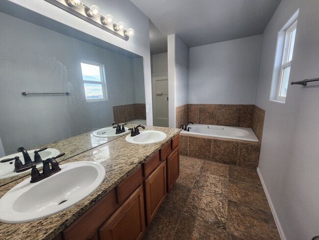 Building Photo - Captivating 6 Bed, 4 Bath Home Near Black ...
