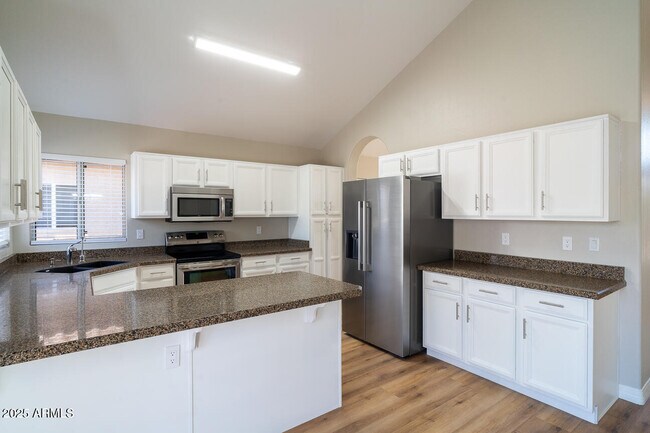 Building Photo - 2550 E Taro Ln