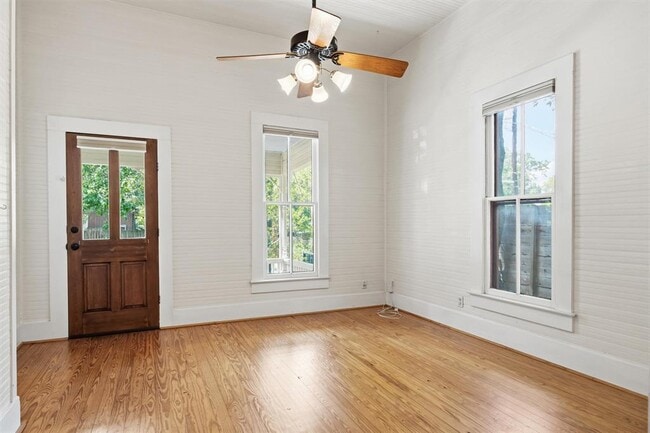 Building Photo - 1613 Drake Ave