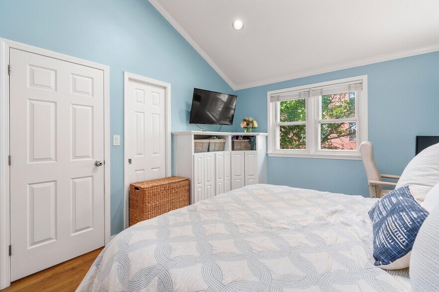 Building Photo - 137 Bolton St