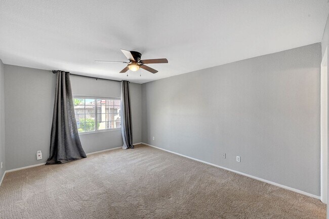 Building Photo - Stunning Summerlin Townhome!