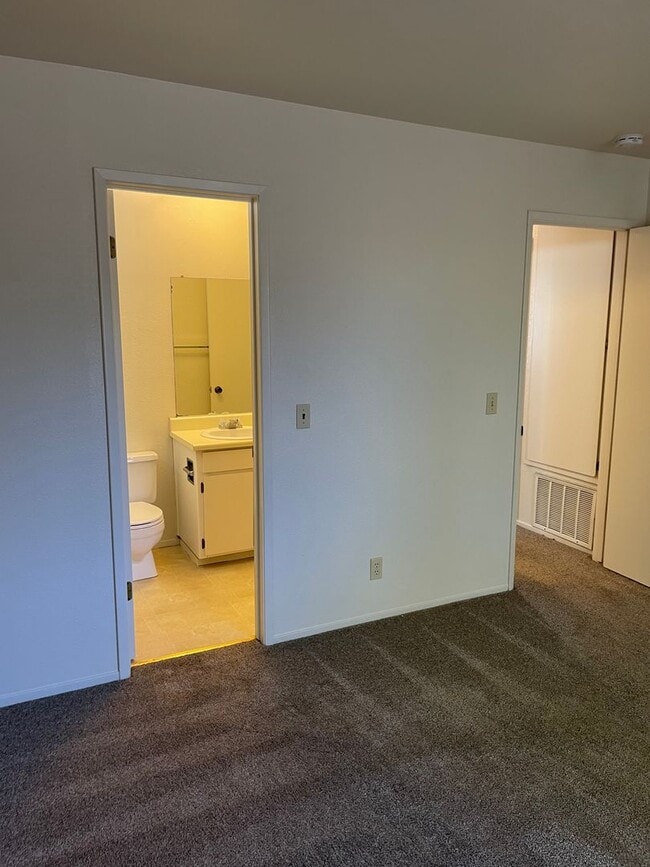 Building Photo - 3 Bedroom 2 Bath available this Summer!