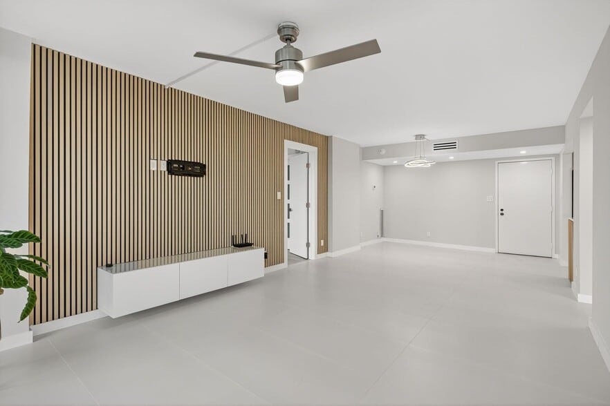 Building Photo - 525 N Ocean Blvd