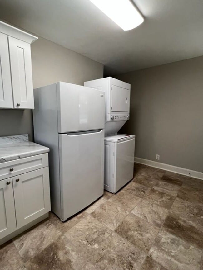 Building Photo - Low Maintenance & Very Affordable Living, Updated 1-BD, 1-BA duplex located in a convenient area ...