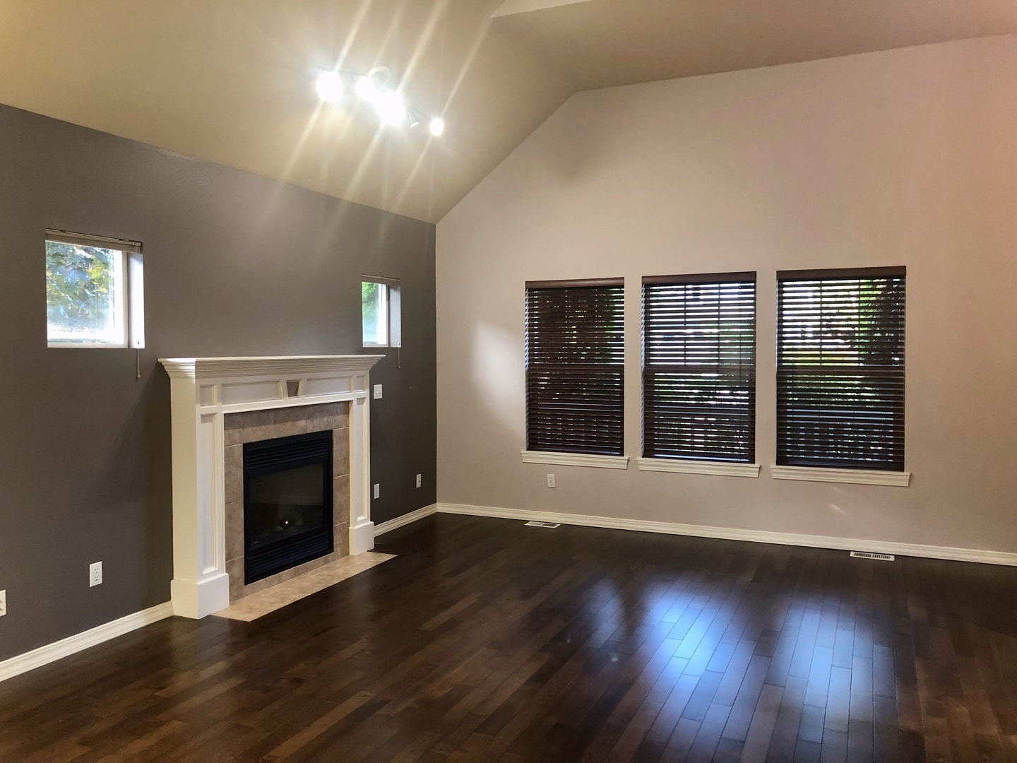 Building Photo - First Floor Master!!