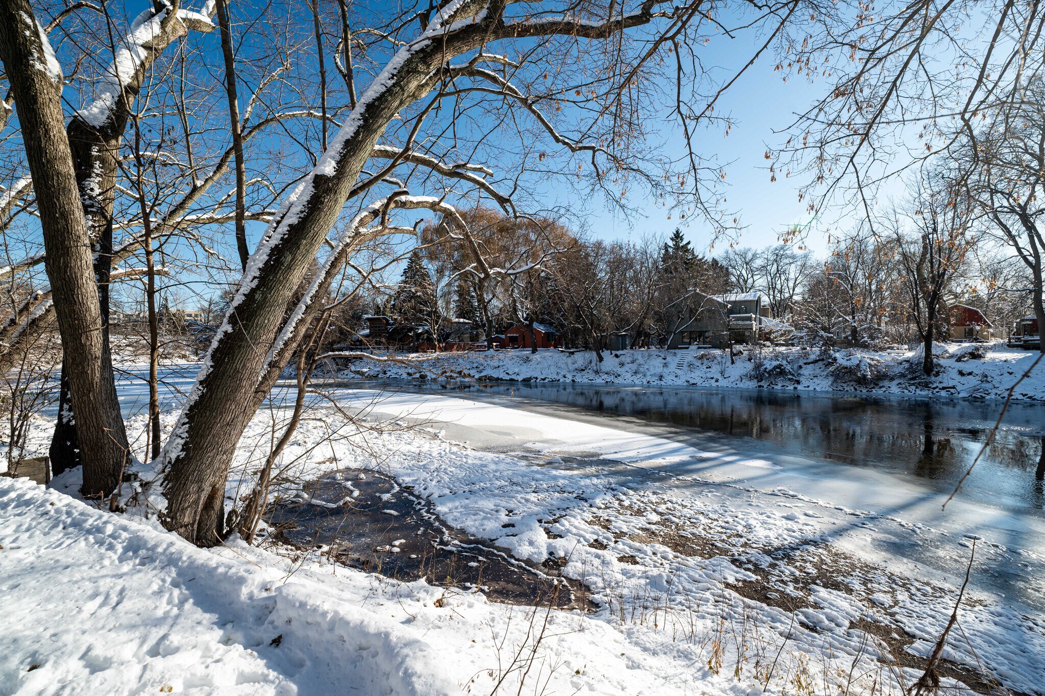 Building Photo - 535 W Montclaire Ave