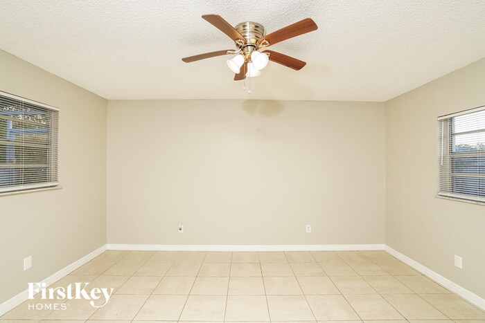 Building Photo - 638 NE Larkspur Ln