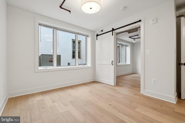 Building Photo - 901 King St