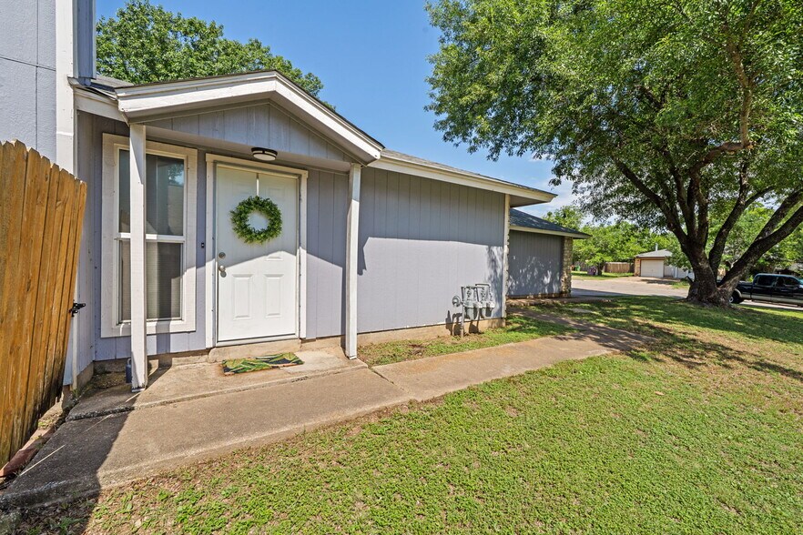 Building Photo - 703 Country Aire Dr