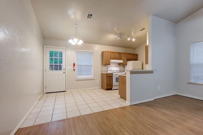 Building Photo - Gorgeous 3 bed 2 bath in Norman!