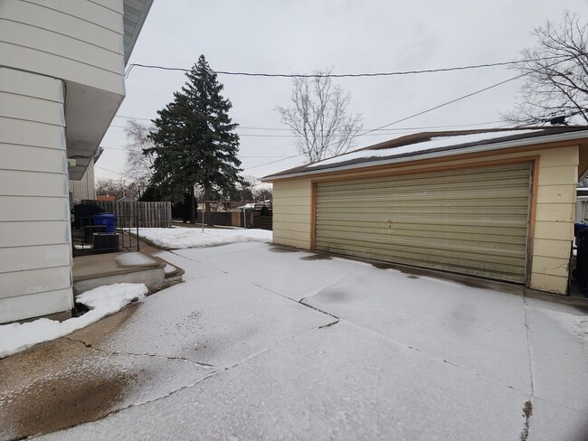 Building Photo - 631-633 E Longview Dr.