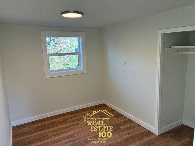 Building Photo - 2633 NE Holmes Rd