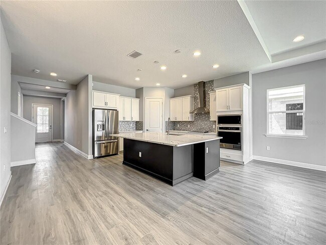 Building Photo - 13181 McMillan Dr