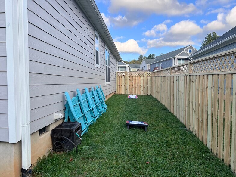 Building Photo - 1208 Seven Sisters Ln
