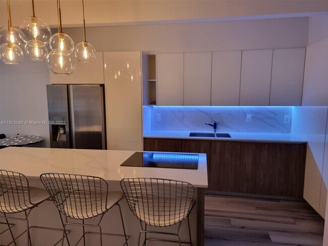 Building Photo - 12105 NE 11th Pl