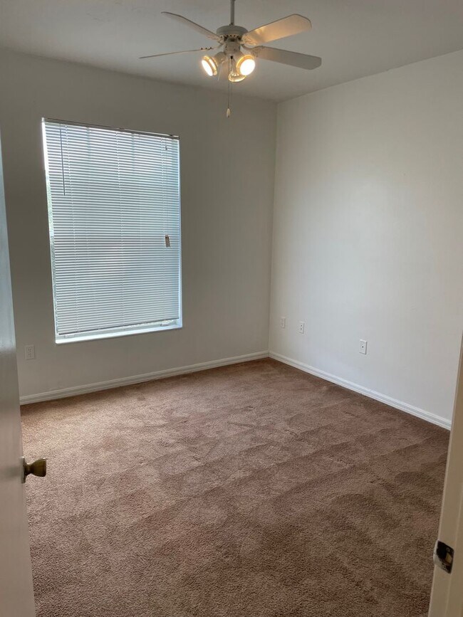 Building Photo - Luxury property. One bedroom condo