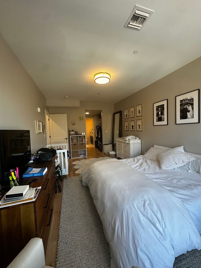 Building Photo - Spacious 2 Bed, 2 Bath Luxury Condo with D...