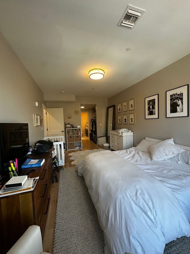 Building Photo - Spacious 2 Bed, 2 Bath Luxury Condo with Downtown Boston Views