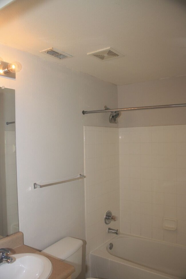 Building Photo - 1985Erving