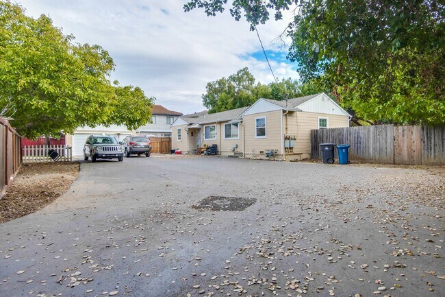 Building Photo - I Street