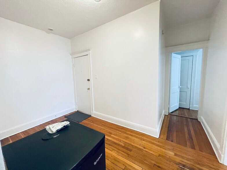 Building Photo - 4 Carol Ave