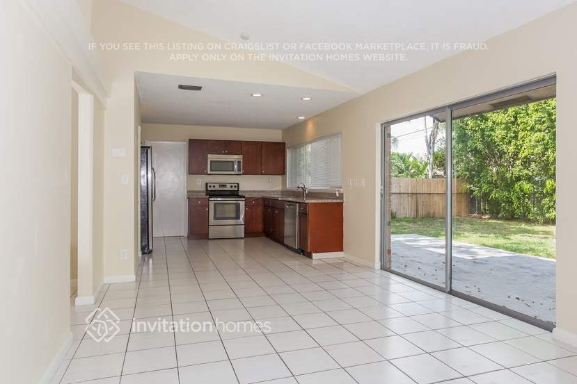 Building Photo - 10431 NW 20th Ct