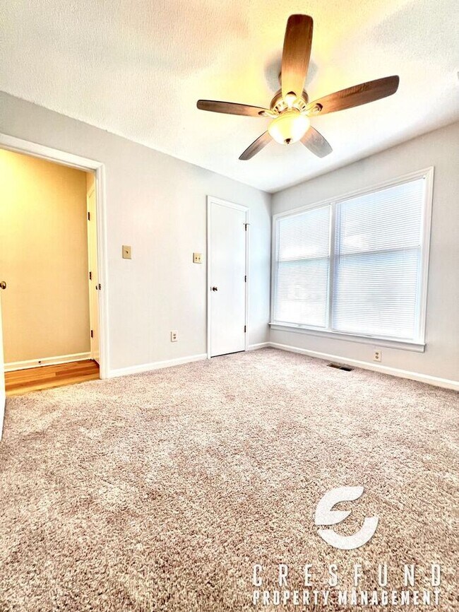 Building Photo - RECENTLY RENOVATED 3 BEDROOM - Ready for M...
