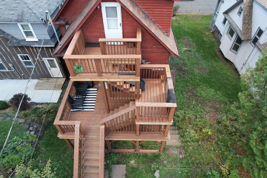 Building Photo - 1127 E 6th St