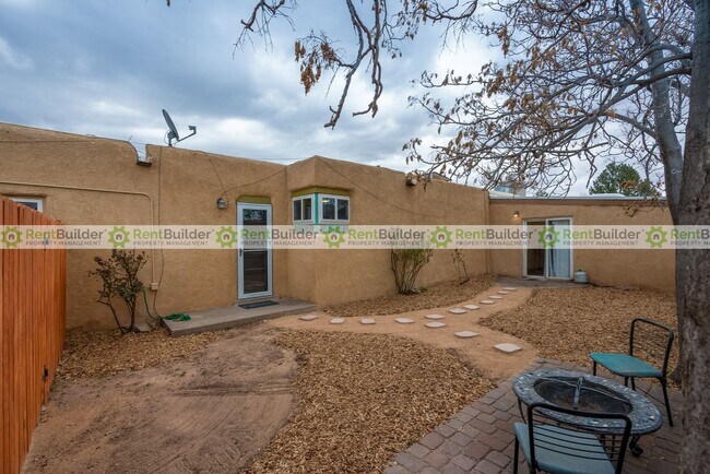Building Photo - 1301 Alvarado Dr NE