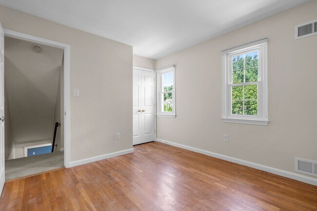 Building Photo - 5 Bed 3 Bath - Rockville Colonial - Update...