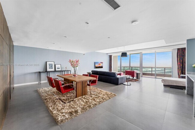 Building Photo - 900 Biscayne Blvd