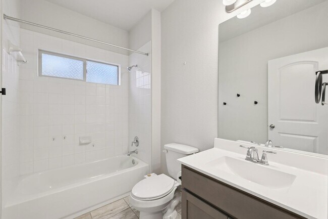 Building Photo - 308 Castlefields St