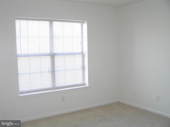 Building Photo - 5817 Cove Landing Rd