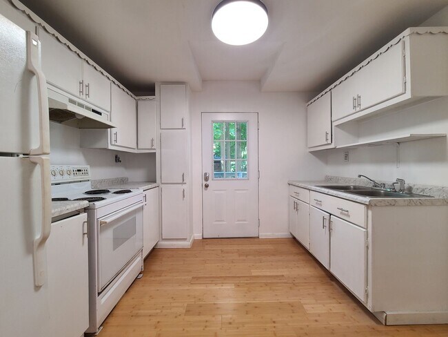 Primary Photo - 460 W Napier Ave