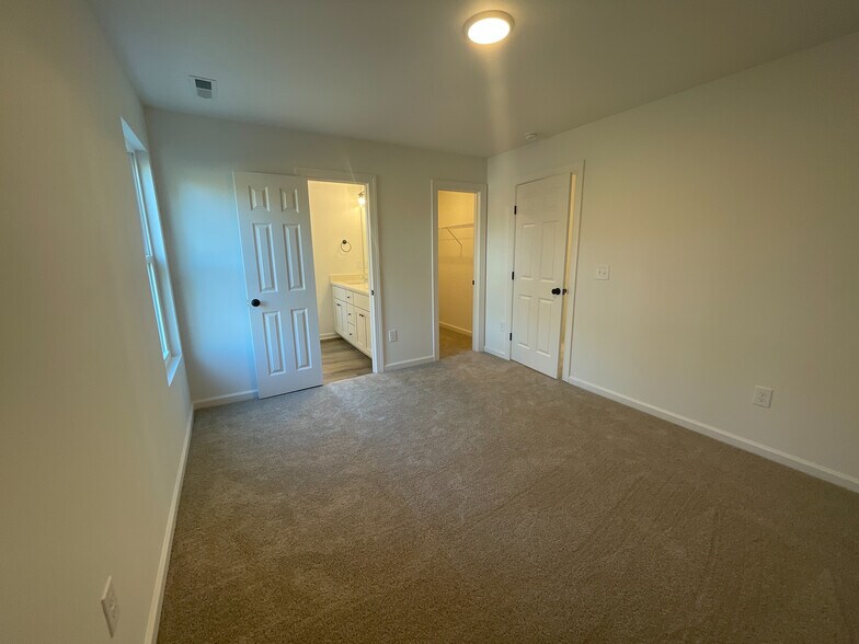 Building Photo - Room in House on Maplewood Dr