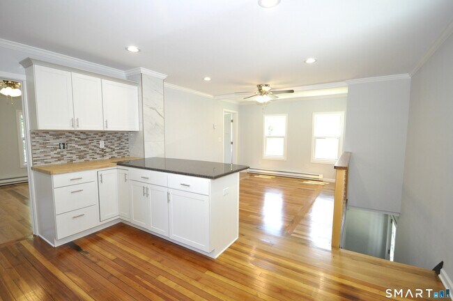 Building Photo - 17 Hough St