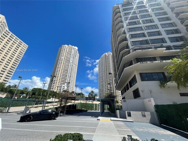 Building Photo - 540 Brickell Key Dr