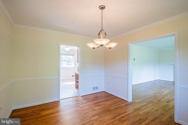 Building Photo - 6608 Fairlawn Dr