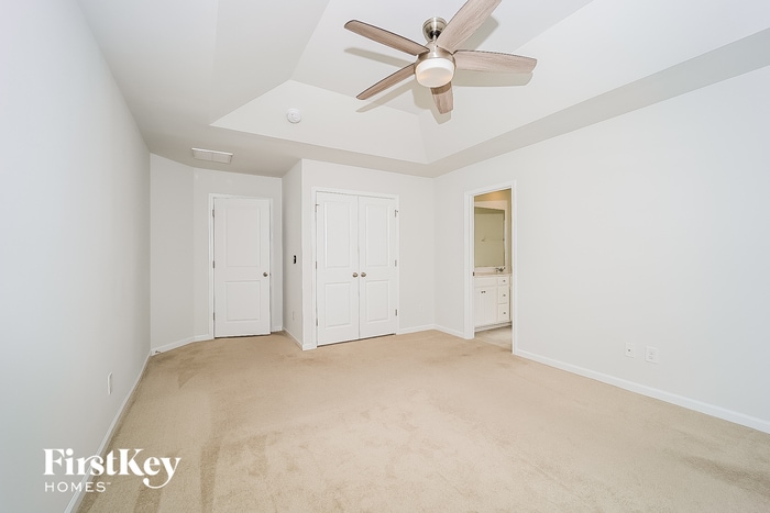 Building Photo - 826 Redbud Ln