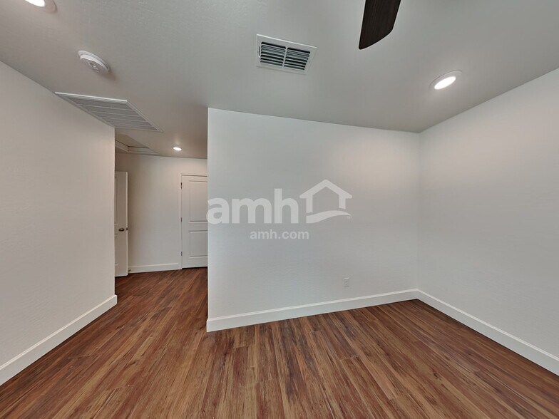 Building Photo - 17134 W Lawrence Ln