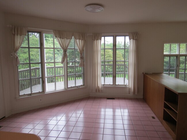 Building Photo - 9405 Locust Hill Rd