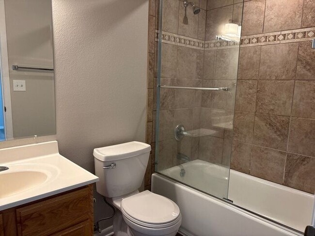 Building Photo - **Updated 2-Level Townhome in Fort Collins...