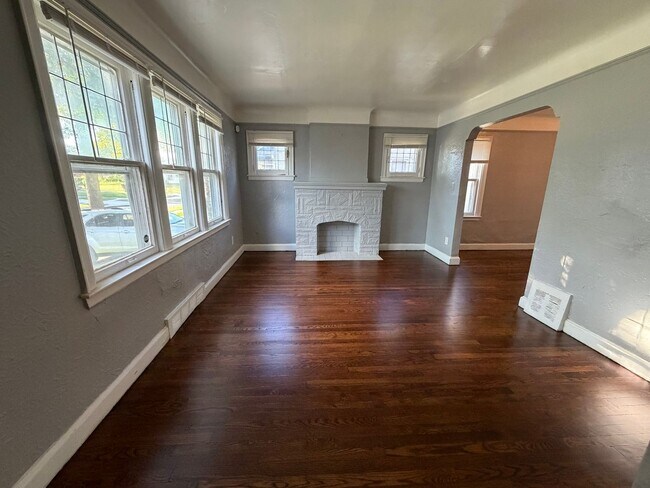 Building Photo - SECTION 8 ONLY  3 Bedroom 1 Bath For Lease