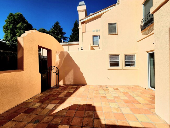 Building Photo - Spacious 3 bedroom condo