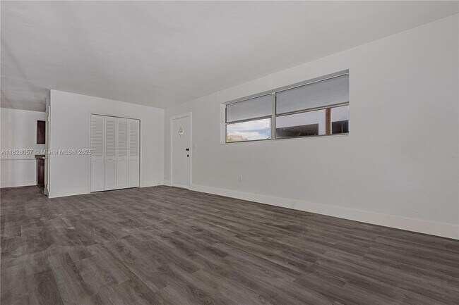 Building Photo - 6910 Bay Dr
