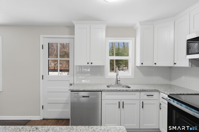 Building Photo - 26 Hiawatha Ln