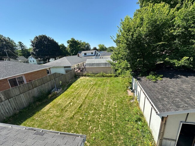 Building Photo - 1628 Deckner Ave