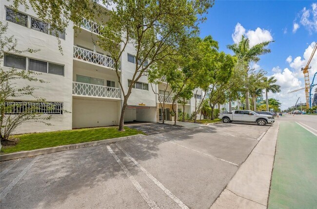 Building Photo - 10001 W Bay Harbor Dr
