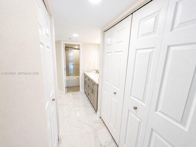 Building Photo - 3301 N Country Club Dr